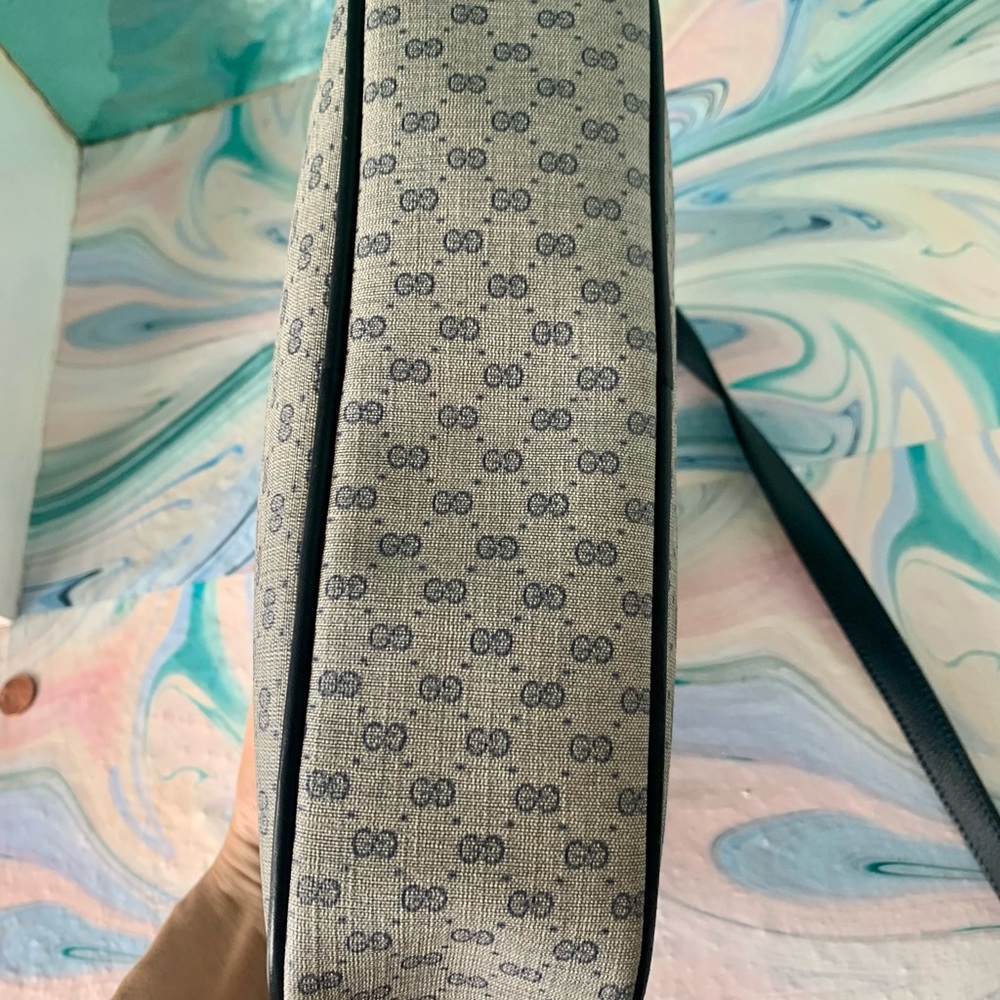 NO LOW BALLERS*Vintage Gucci Beige Monogram Crossbody Bag with Black/ Blue Trim - Picture 4 of 16